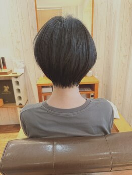 カットだけで髪がキレイになる！と好評のカット技術で、伸びてもまとまりやすいスタイルを実現します♪