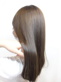 優しい薬剤と丁寧なマンツーマン対応で、芯からうるツヤ髪へ導くトリートメントが自慢！