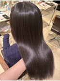 艶感の映える暗めグレージュ