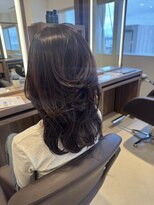 トリッカ 葉山(tricca)&nbsp;ふわっと揺れる、くびれレイヤーミディ