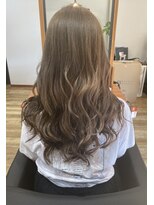 ラナヘアーサロン ホシガオカ(Lana hair salon HOSHIGAOKA)&nbsp;赤みを消して、夏らしいロングスタイル。