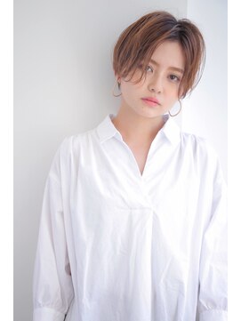 大人なセンターパート×ナチュラルショート