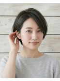 丸みのある前下がりショート・ダークアッシュ