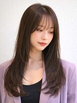 エードット(a.)&nbsp;フェミニンロングヘルシーレイヤー前髪あり巻きおろし丸顔耳かけ