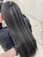 ダメージ少なく外国人のような髪色になれちゃう？そんなカラーがハイライトカラーです♪