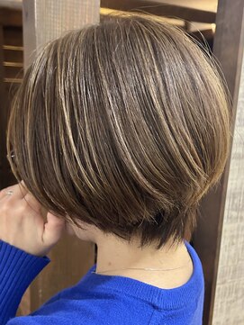 ララ(LALA) ショート、白髪ぼかし、襟足スッキリ