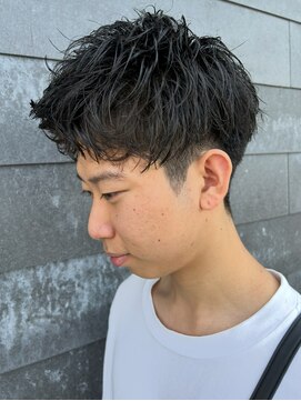 ヒュイル バイ ニアウ(Hwyl by Niau) メンズマッシュセンターパートスパイラルパーマニュアンスパーマ