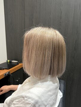 アミックス Hair&Make Amix KOKUSAIHOTEL 柔らかな光をまとったペールベージュ