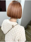 オレンジベージュのハイトーンボブ