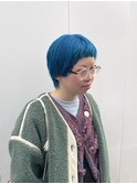 水色シアンカラーとオン眉マッシュショート