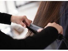 アイロンでしっかりと熱を入れてサラ艶な髪を作っていきます☆ [溝の口駅/髪質改善/縮毛矯正/美髪矯正]