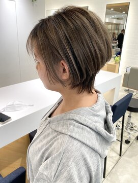 ステアケース 武蔵小杉店(stair:case) 大人ショート/ショートボブ/白髪ぼかしハイライト/武蔵小杉