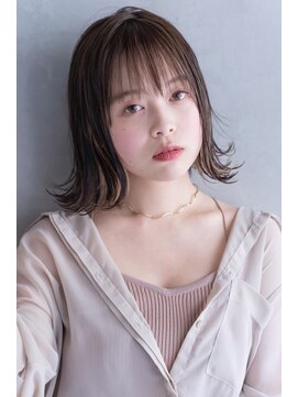 ケイト(kate) kate大宮 ナチュラルミディ外ハネヘア×くすみベージュ