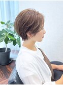 ショートカットナチュラルブラウン前髪なしスタイル立体感