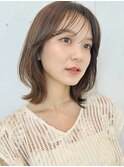 軽さと艶をまとったナチュラルスタイル