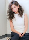 グレーアッシュ_ナチュラルカールほぐしのワイルドセミロング