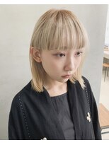 テトヘアー(teto hair)&nbsp;ワイドバング  ホワイトブリーチ　ミディアム　刈り上げ