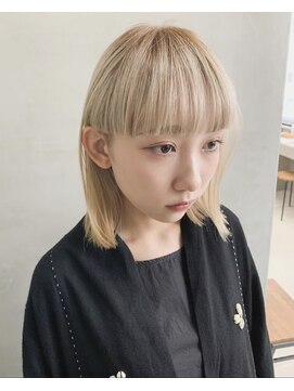 テトヘアー(teto hair) ワイドバング  ホワイトブリーチ　ミディアム　刈り上げ