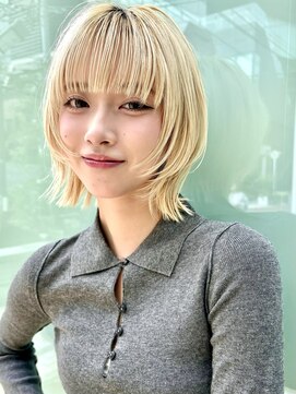 ネルバイグリーン(Nelle by green) ウルフボブ、レイヤーボブ、ホワイトブロンド、ハイトーン