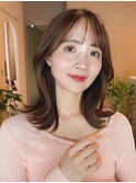 ミディアムレイヤーカット　外ハネ　くびれ　似合わせカット