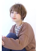 フェミニンショートのアッシュベージュ