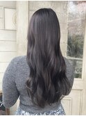 暗髪モテヘアネイビージュカラーゆる巻きロングで色気艶感