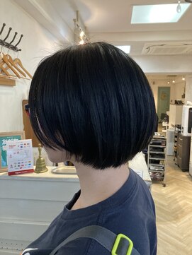 アミュレ(Amule) 重めショートボブ黒髪ショートカット流し前髪丸み美シルエット