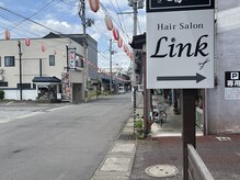 通りの看板を右折です