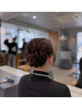 ニーイチイチ(211) 編み込みシニヨン/大人ガーリー