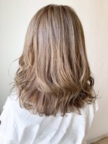 アイティー バイ アルバム 浦和店(IT by ALBUM)&nbsp;ミルクティーミディ_オリーブカラーハイライトカラー_ba243131