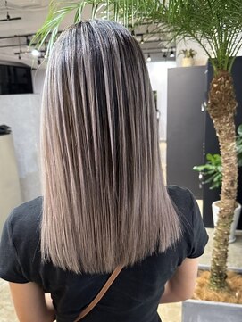 メリー オオサカ(Merly Osaka) contrast ash balayage