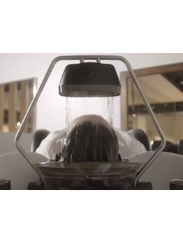 心地良い音と施術は思わず眠ってしまうほど…新感覚の“頭浸浴”で日常を離れ、特別なサロンタイムを。