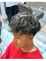 グルーマーズトウキョウ(GROOMER/S TOKYO)&nbsp;スペインカール　ハイライト　フェード　海外風　メンズパーマ