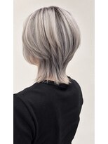 リオリス ヘア サロン(Rioris hair salon) ホワイトシルバー/ウルフカット/ショートレイヤー