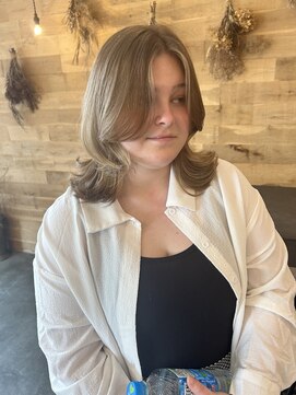 ドルセプラタ(Dulce plata) レイヤーカットミディアムスタイル大人センターパート20代30代