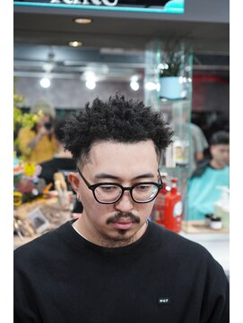 ツークツワンク バーバー 新宿(ZUG2WANG BARBER) ショートアフロ