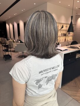 ステア ケース(stair case) 白髪は残しならが活かすタイプのハイライト！