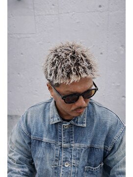 短髪フェードで魅せる大人ブリーチ