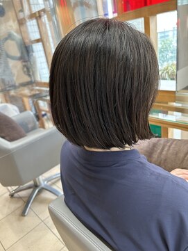 スタジオ アルファプラス 日暮里店(studio α+) ステップボーンカットカットボブショートハイライト白髪ぼかし