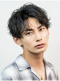 黒髪ツーブロックナチュラルセンターパートフェザーパーマ眉毛