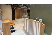 イゾラ(isola)の雰囲気（和モダンな店内。奥にあるシャンプー台のルーバーがお気に入り＊）