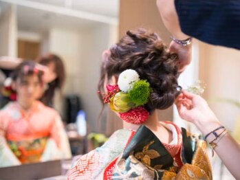 アミオーガニックカラーの写真/《成人式早期お申込み受付中/前撮り特典あり》大切な日の着付けはプロにお任せ！特別な日を華やかに演出♪