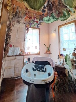 指圧で頭皮のコリもじっくりとほぐす癒しのヘッドスパ＊頭皮環境を整えるだけでなくリラックス効果も◎