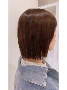 艶ブラウン×コンパクト切りっぱなしボブ