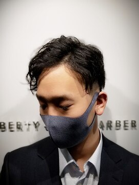 リバティシェアバーバー 銀座(LIBERTY SHARE BARBER) 【くせ髪活かし】セクシーツーブロックスタイル