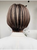 大人可愛い30代40代ハイトーンカラー前下がりショートボブ