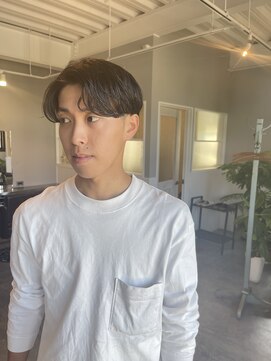 西本整髪 センターパート　フェード