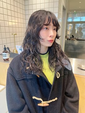 ホロ(hollo) くるくるレイヤーパーマボブウルフカットグレージュ外国人風