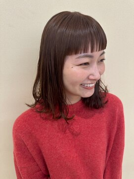 ミディアムヘア外ハネスタイルモテ髪抜け感オン眉