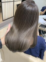 アンド ストーリーズ(&STORIES)&nbsp;耳かけ/ミルクティー/フォギーベージュ/ウェーブパーマ【江角】